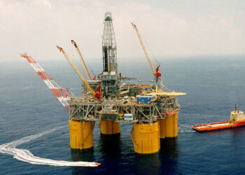 EU chief advocates end to new oil & gas drilling