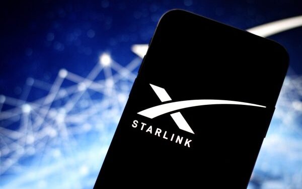 Starlink goes mobile, connects smartphones without antenna