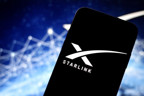 Starlink goes mobile, connects smartphones without antenna