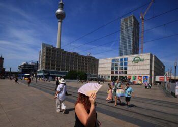 Scorching Europe records 25,000 heat deaths